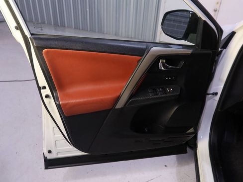 Used 2014 Toyota RAV4 Limited image 33