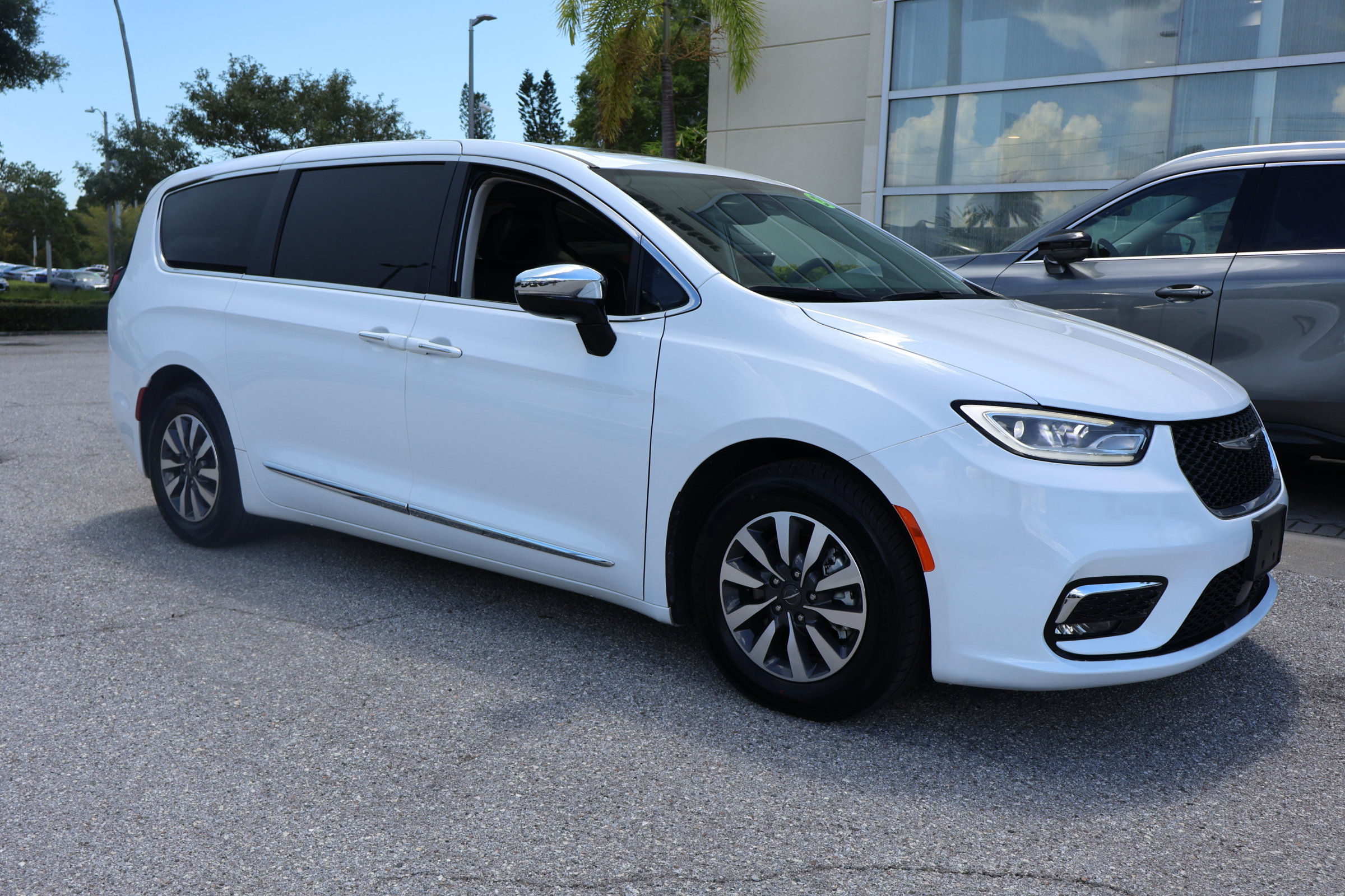 Used 2023 Chrysler Pacifica Limited FWD image 13