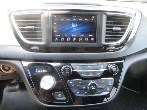Used 2018 Chrysler Pacifica Touring Plus w/ S Appearance Package FWD image 15