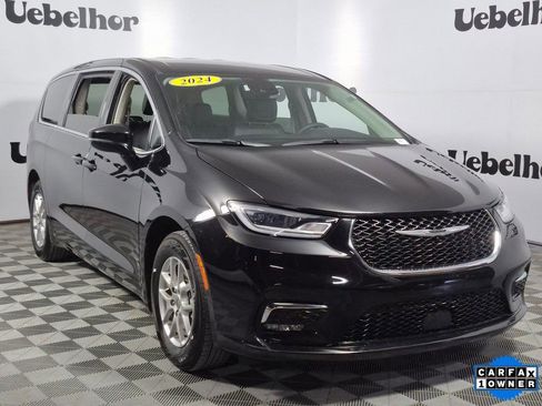 Used 2024 Chrysler Pacifica Touring-L image 1