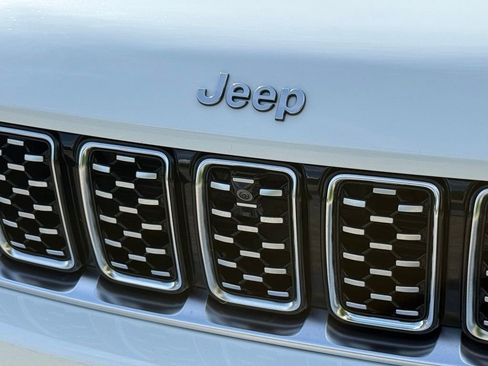 Used 2024 Jeep Grand Cherokee Summit AWD/4WD image 5
