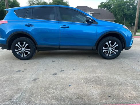 Used 2018 Toyota RAV4 LE FWD image 4