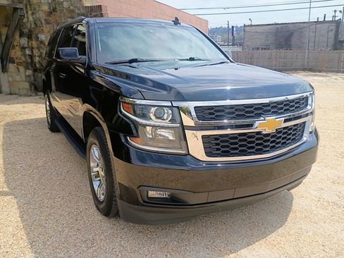 Used 2017 Chevrolet Suburban LT image 2