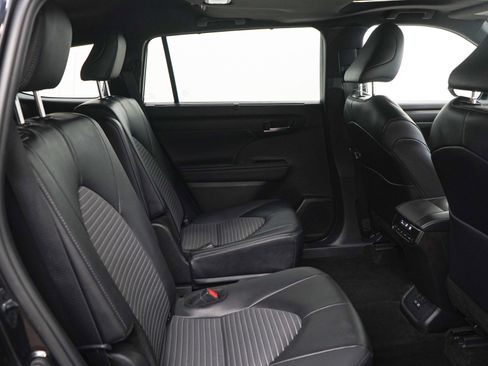 Used 2025 Toyota Highlander XSE image 12