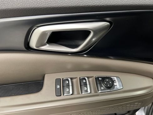 Used 2025 Kia Carnival FWD image 16