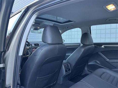 Used 2017 Volkswagen Passat 1.8T SEL Premium image 18