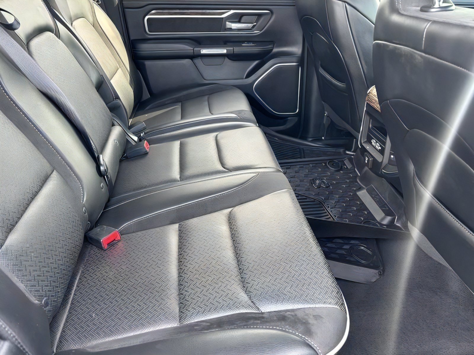 Used 2019 RAM 1500 Laramie AWD/4WD image 30