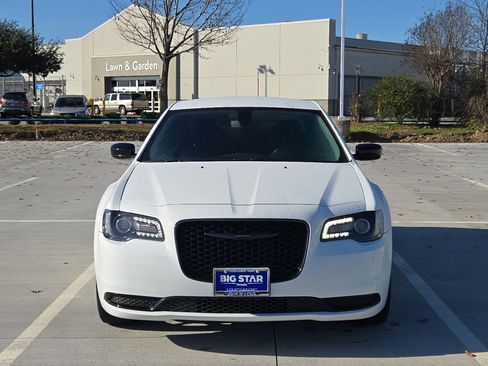 Used 2023 Chrysler 300 Touring w/ Sport Appearance Package image 10