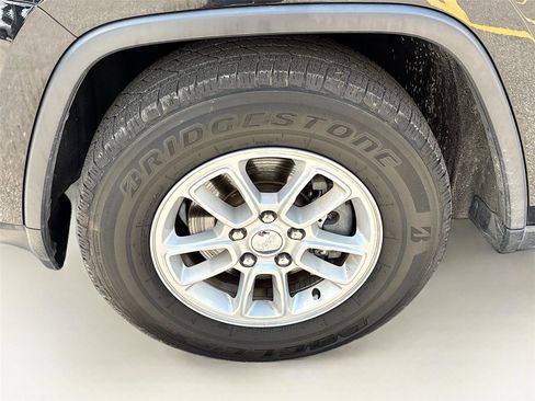 Used 2019 Jeep Grand Cherokee Laredo RWD image 29