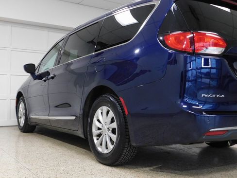 Used 2017 Chrysler Pacifica Touring-L image 76