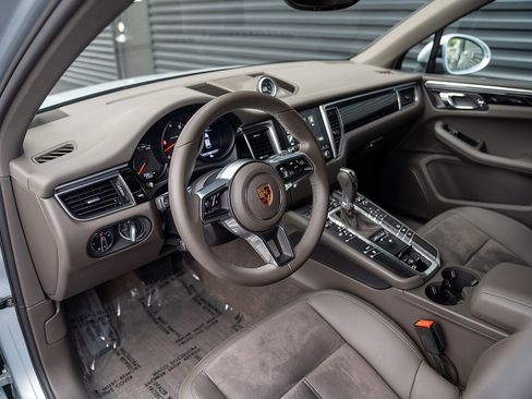 Used 2017 Porsche Macan AWD/4WD image 4