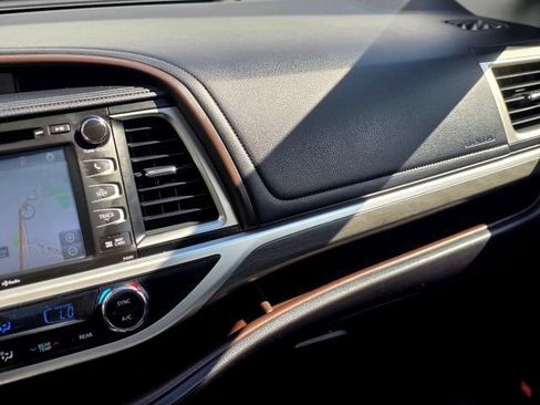 Used 2019 Toyota Highlander Limited Platinum AWD/4WD image 27