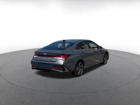 Used 2025 Hyundai Elantra Limited FWD image 11