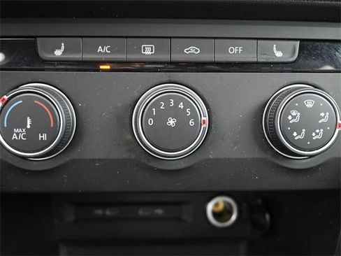 Used 2022 Volkswagen Taos SE image 9