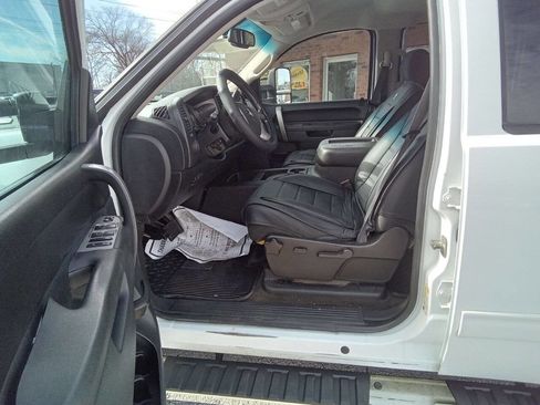 Used 2011 Chevrolet Silverado 2500 LT w/ Interior Plus Package image 11