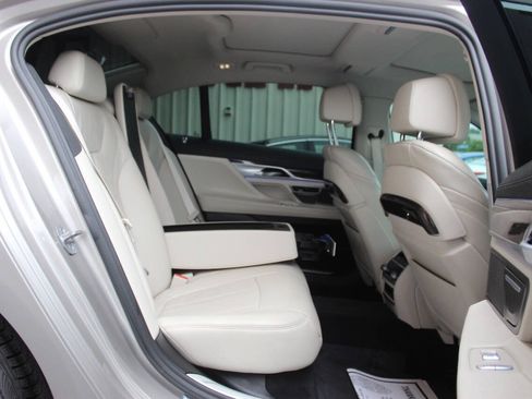 Used 2022 BMW 740i xDrive AWD/4WD image 19