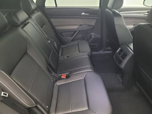 Used 2022 Volkswagen Atlas Cross Sport SE image 19