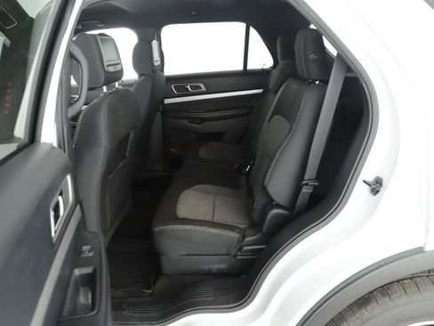 Used 2017 Ford Explorer XLT image 17