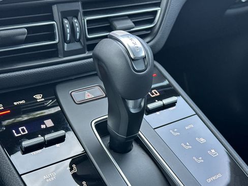Certified 2025 Porsche Macan AWD/4WD image 24
