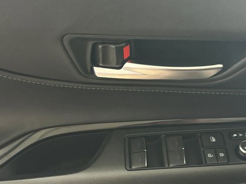 Used 2024 Toyota Venza LE image 15