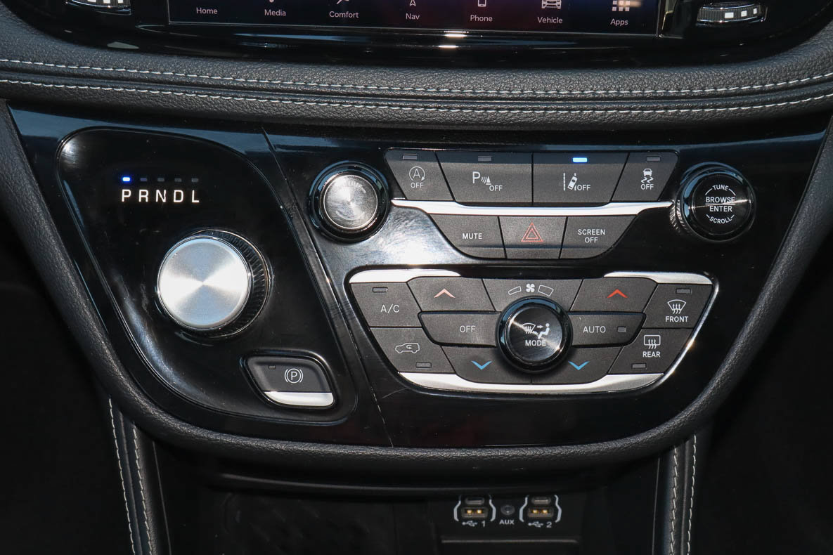 Used 2025 Chrysler Pacifica Limited FWD image 24