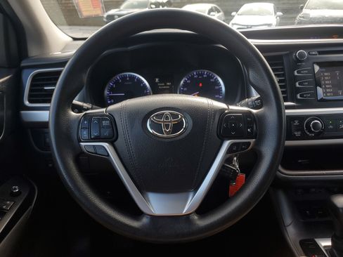 Used 2019 Toyota Highlander LE FWD image 19
