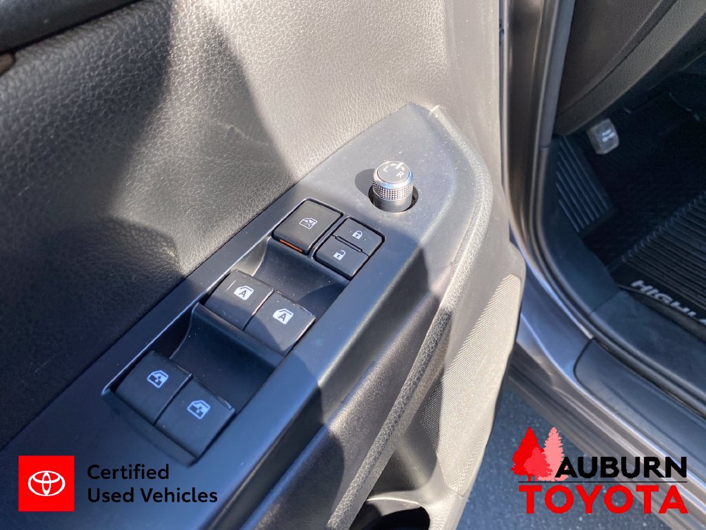 Used 2018 Toyota Highlander Plus AWD/4WD image 11