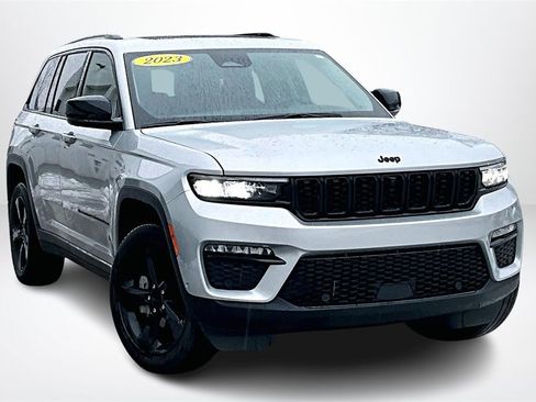 Used 2023 Jeep Grand Cherokee Limited w/ Luxury Tech Group II image 3