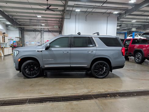 Used 2022 GMC Yukon SLT w/ SLT Premium Package image 5