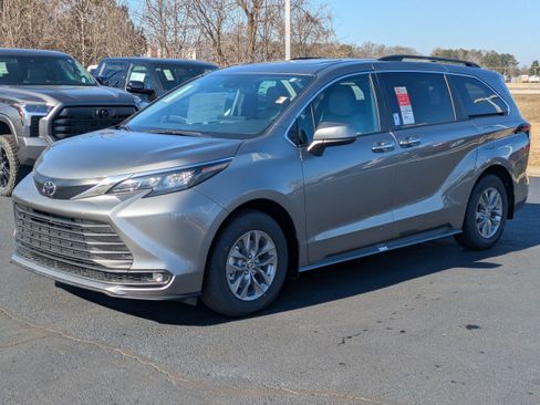 New 2026 Toyota Sienna XLE FWD image 9