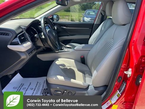 Used 2019 Toyota Camry SE w/ Convenience Package FWD image 17