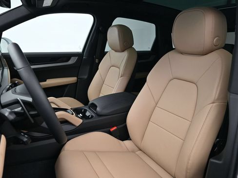 Certified 2026 Porsche Cayenne AWD/4WD image 5