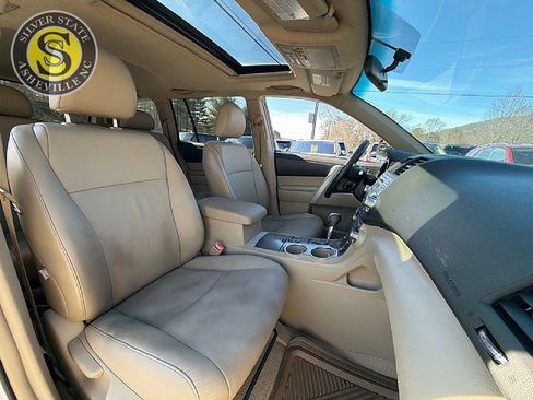 Used 2010 Toyota Highlander SE image 17