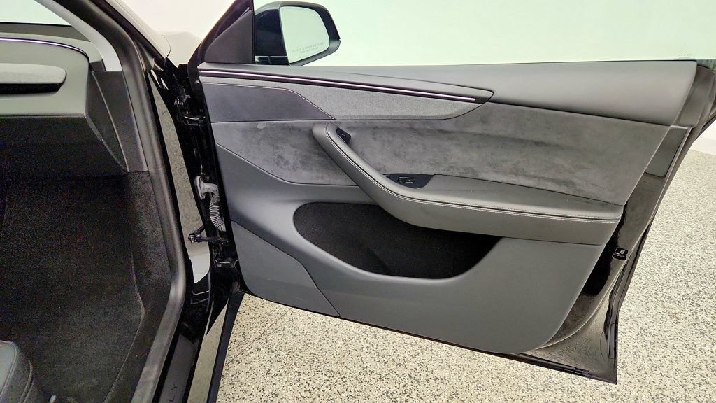 Used 2026 Tesla Model Y 2WD image 31