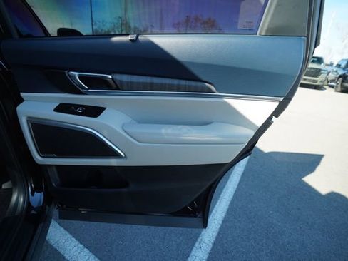 Used 2024 Kia Telluride EX w/ EX Captain's Chair Package image 23