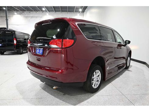 Used 2023 Chrysler Voyager LX FWD image 6