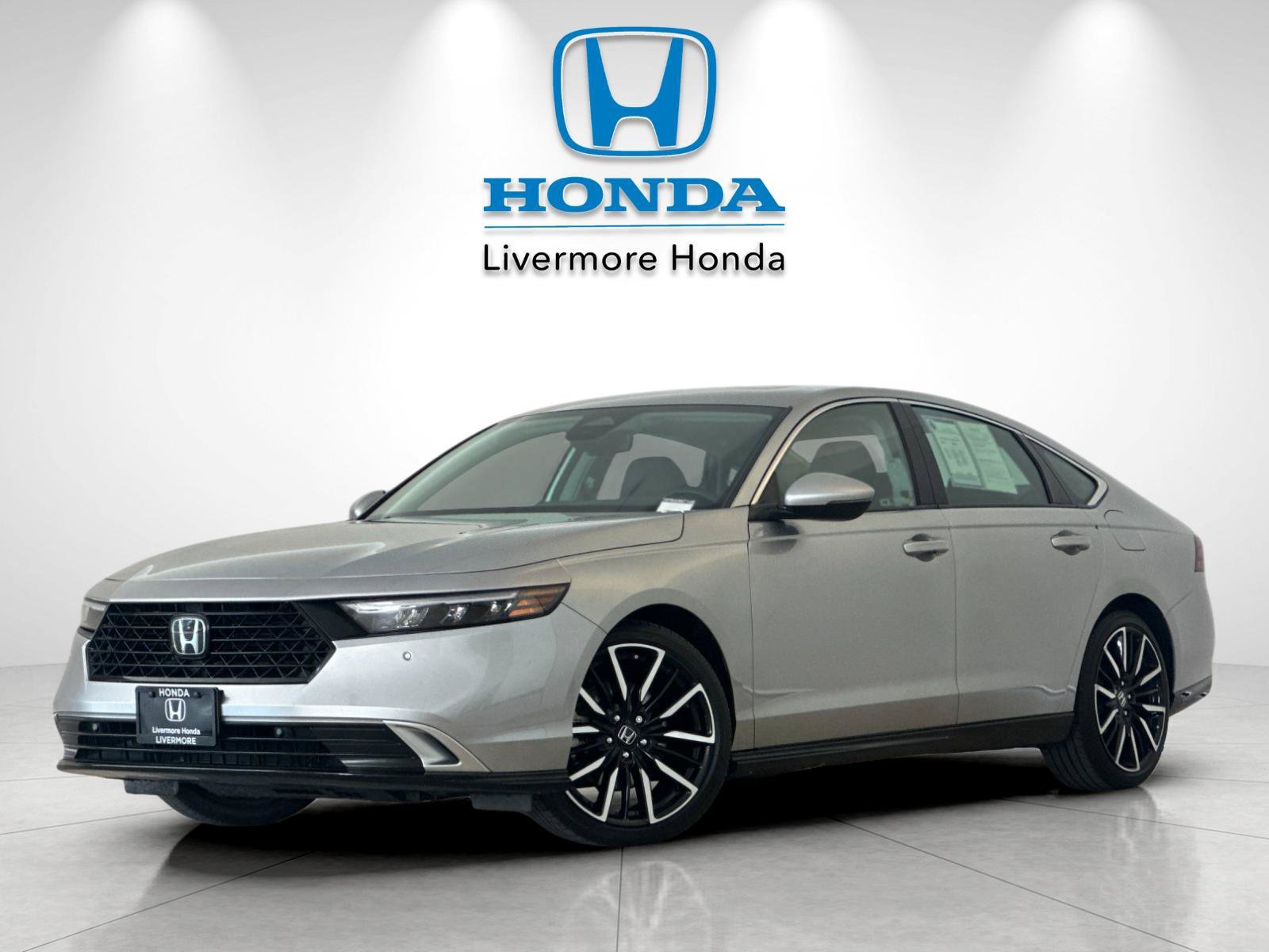 Used 2024 Honda Accord Touring image 2