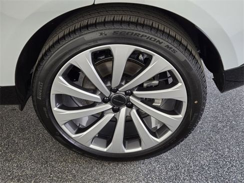 New 2026 Land Rover Range Rover SE image 9