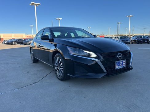 Used 2024 Nissan Altima 2.5 SV image 4