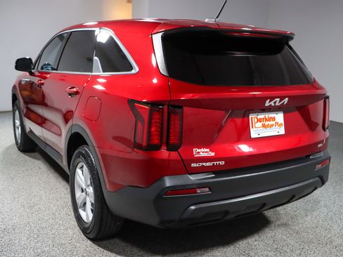 Used 2023 Kia Sorento LX image 9