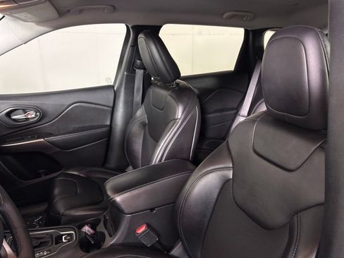Used 2019 Jeep Cherokee Latitude Plus w/ Comfort/Convenience Group FWD image 18