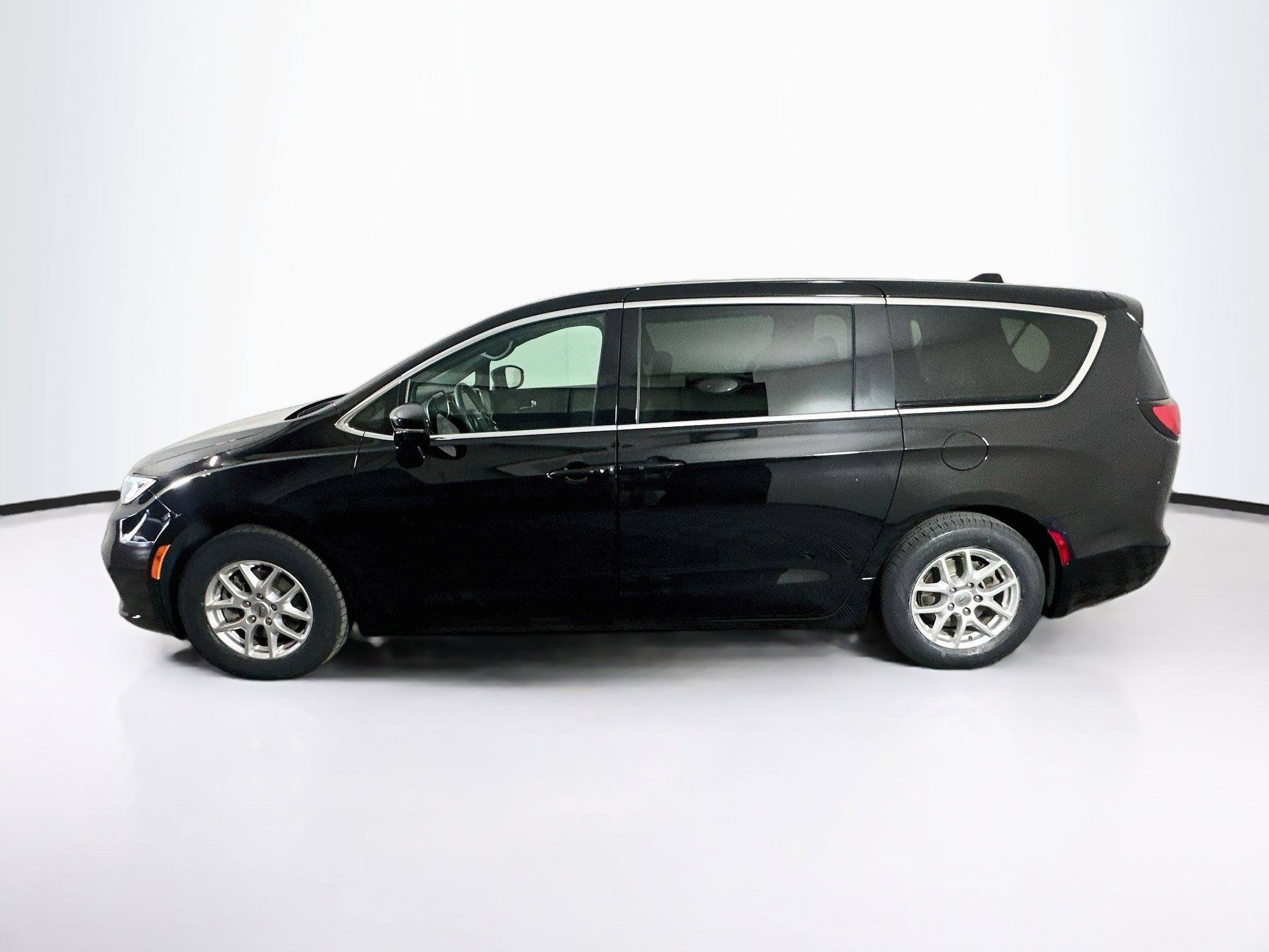 Used 2025 Chrysler Pacifica Select FWD image 4