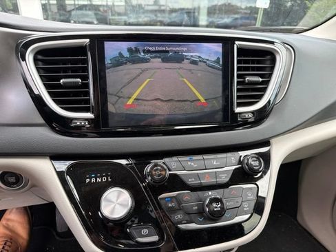 Used 2024 Chrysler Pacifica Touring-L FWD image 16