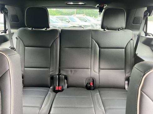 Used 2024 GMC Yukon SLT w/ SLT Luxury Package image 36