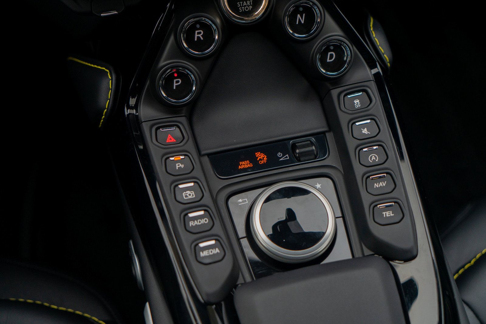 Used 2023 Aston Martin V8 Vantage Coupe RWD image 18