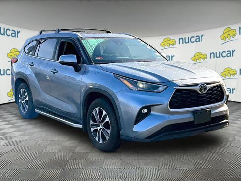 Used 2023 Toyota Highlander XLE image 1