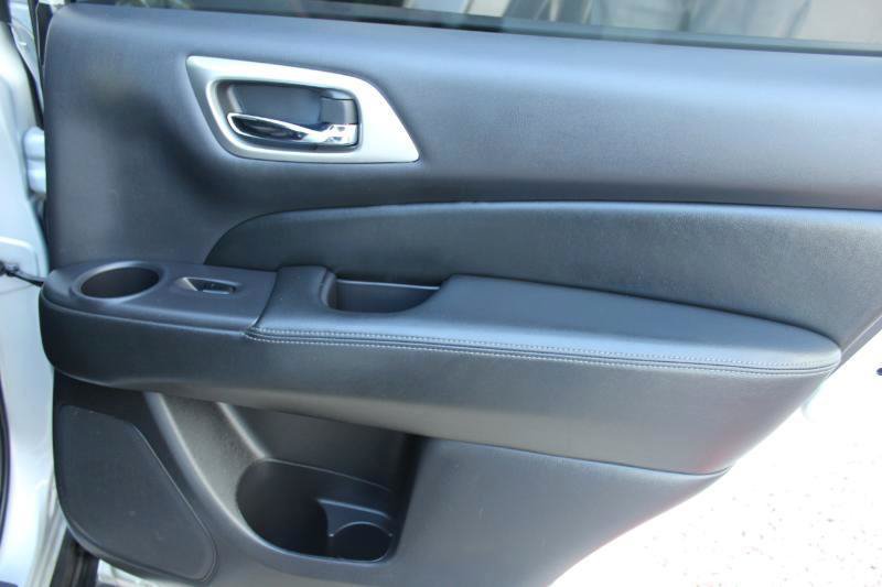 Used 2018 Nissan Pathfinder Platinum w/ Cargo Package FWD image 25