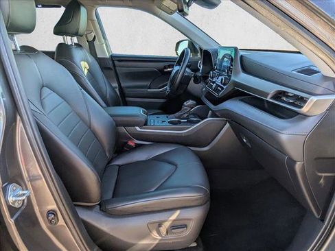 Used 2021 Toyota Highlander XLE image 19