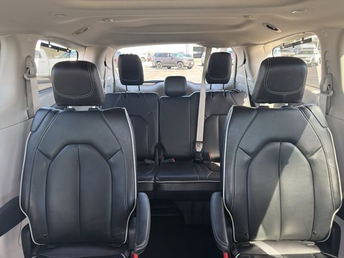 Used 2024 Chrysler Pacifica Limited image 19