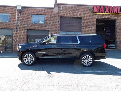 Used 2021 GMC Yukon XL Denali w/ Denali Premium Package image 4